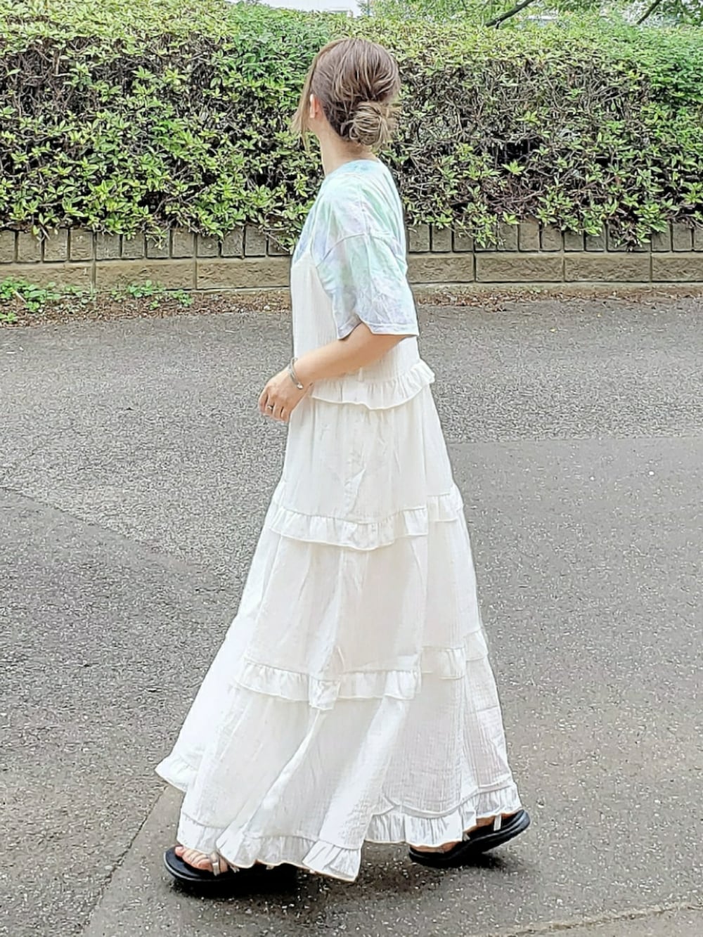 ホワイト系のワンピース、グリーン系のTシャツ/カットソー、シルバー系のサンダルを着用したレディースの夏コーディネートの2枚目の写真