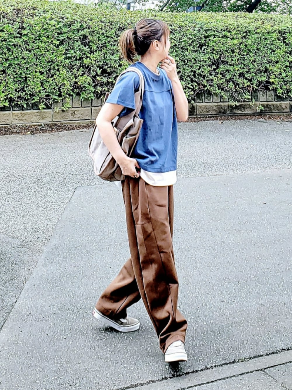 ブルー系のTシャツ/カットソー、ブラウン系のスウェットパンツ、ベージュ系のトートバッグを着用したレディースの夏コーディネートの3枚目の写真