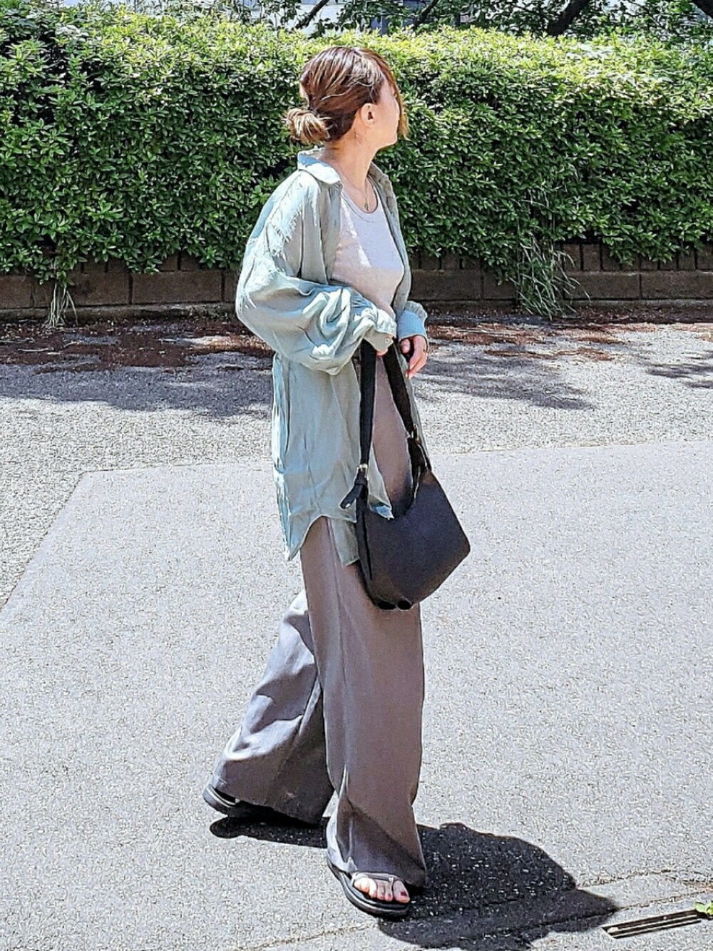 グリーン系のシャツ/ブラウス、グレー系のスラックス、グレー系のタンクトップを着用したレディースの夏コーディネートの3枚目の写真