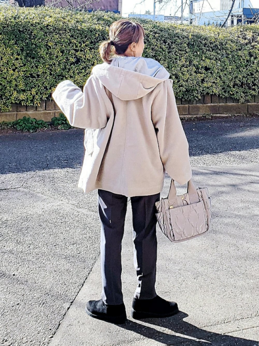 グレー系のその他パンツ、グリーン系のブルゾン、グレー系のニット/セーターを着用したレディースの冬コーディネートの4枚目の写真