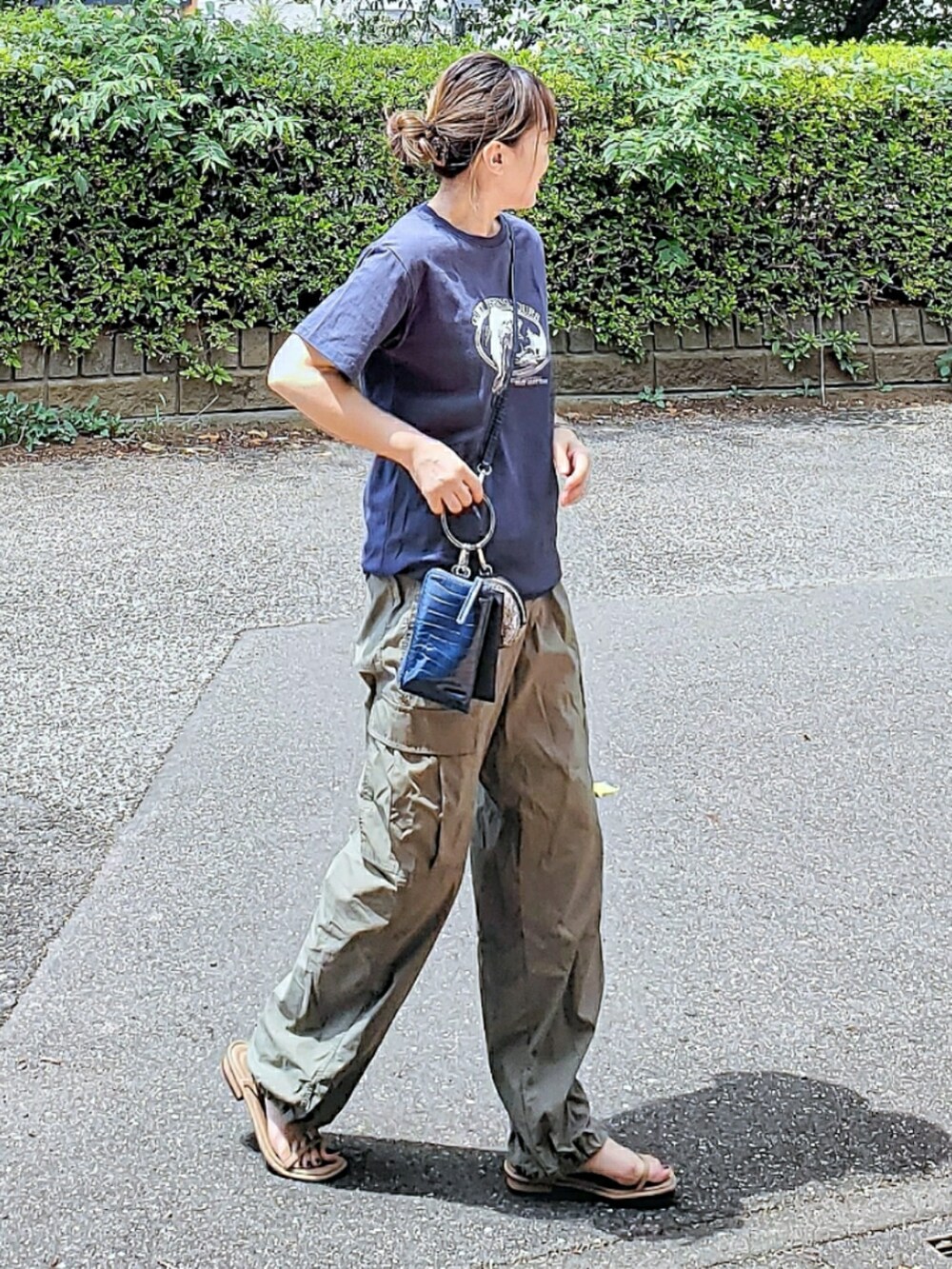 ブルー系のTシャツ/カットソー、グリーン系のカーゴパンツ、ブルー系のショルダーバッグを着用したレディースの夏コーディネートの2枚目の写真