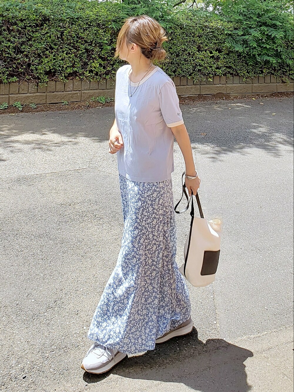 ブルー系のTシャツ/カットソー、ブルー系のスカート、グレー系のスニーカーを着用したレディースの夏コーディネートの2枚目の写真