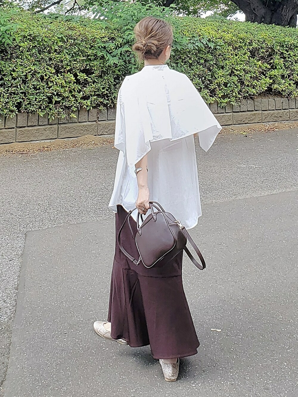 ホワイト系のシャツ/ブラウス、ブラウン系のスカート、ブラウン系のボストンバッグを着用したレディースの夏コーディネートの2枚目の写真