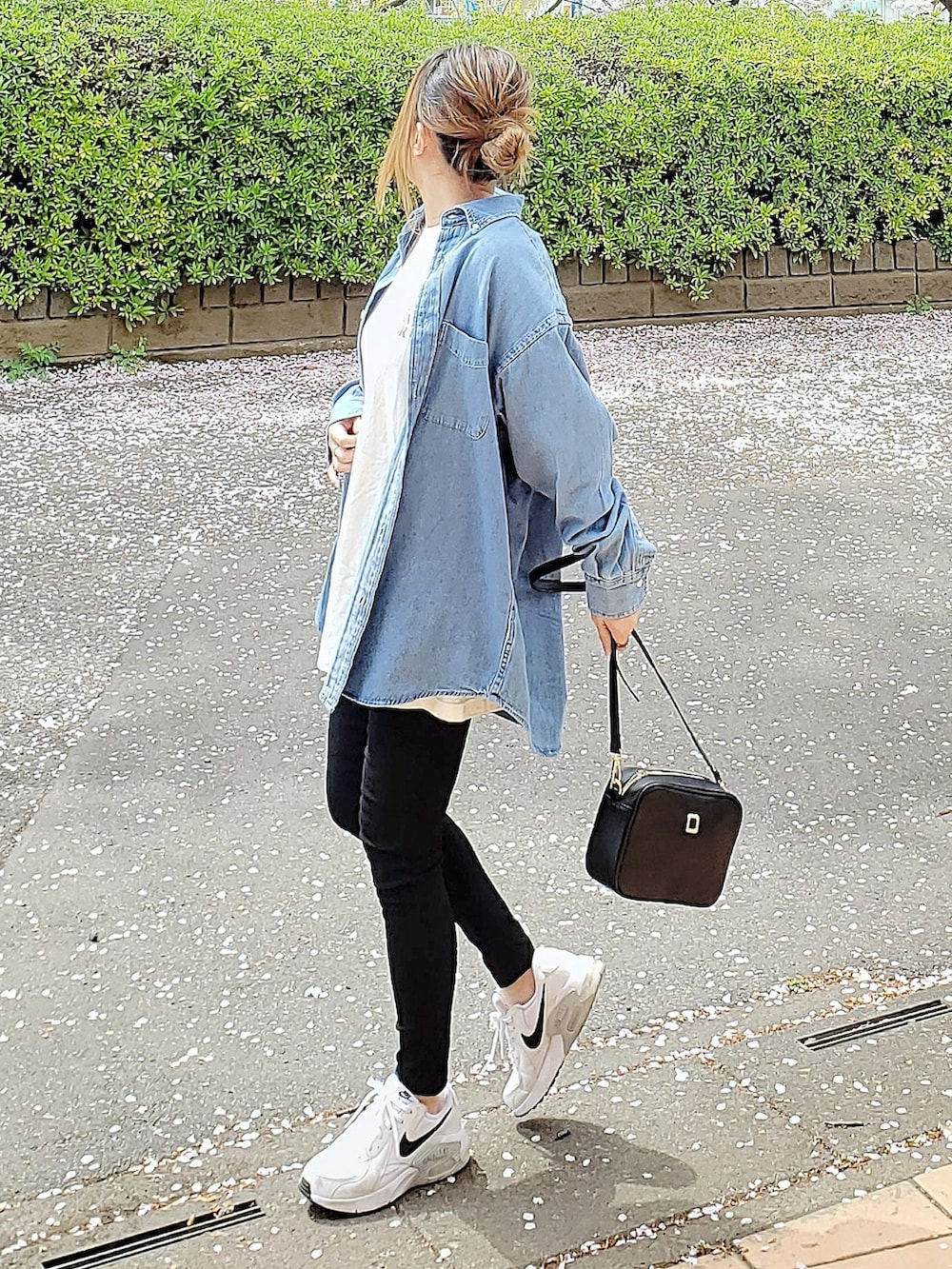 ブルー系のシャツ/ブラウス、ブラック系のその他パンツ、ブラック系のショルダーバッグを着用したレディースの春コーディネートの2枚目の写真