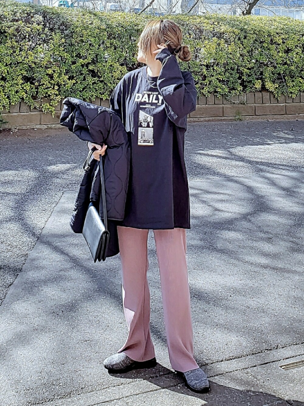 「PR、riberry、ロンT、フォトT、ロコT、春コーデ、キルティングジャケット、お出かけコーデ、キルティング、低身長コーデ、春色、カラーパンツ、カラーコーデ、ブラック」｜「RiberryのDAILYフォトプリントロンT（Tシャツ/カットソー、ブラック系）」を使った、&りっちさん（レディース・154cm）の冬コーディネートの2枚目の写真