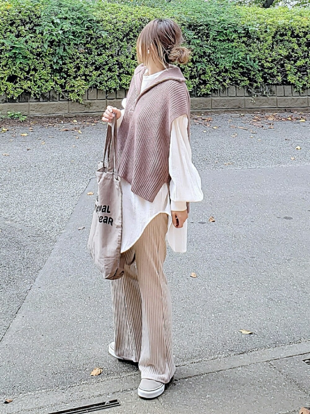 ブラウン系のベスト、ホワイト系のシャツ/ブラウス、グレー系のその他パンツを着用したレディースの秋コーディネートの2枚目の写真