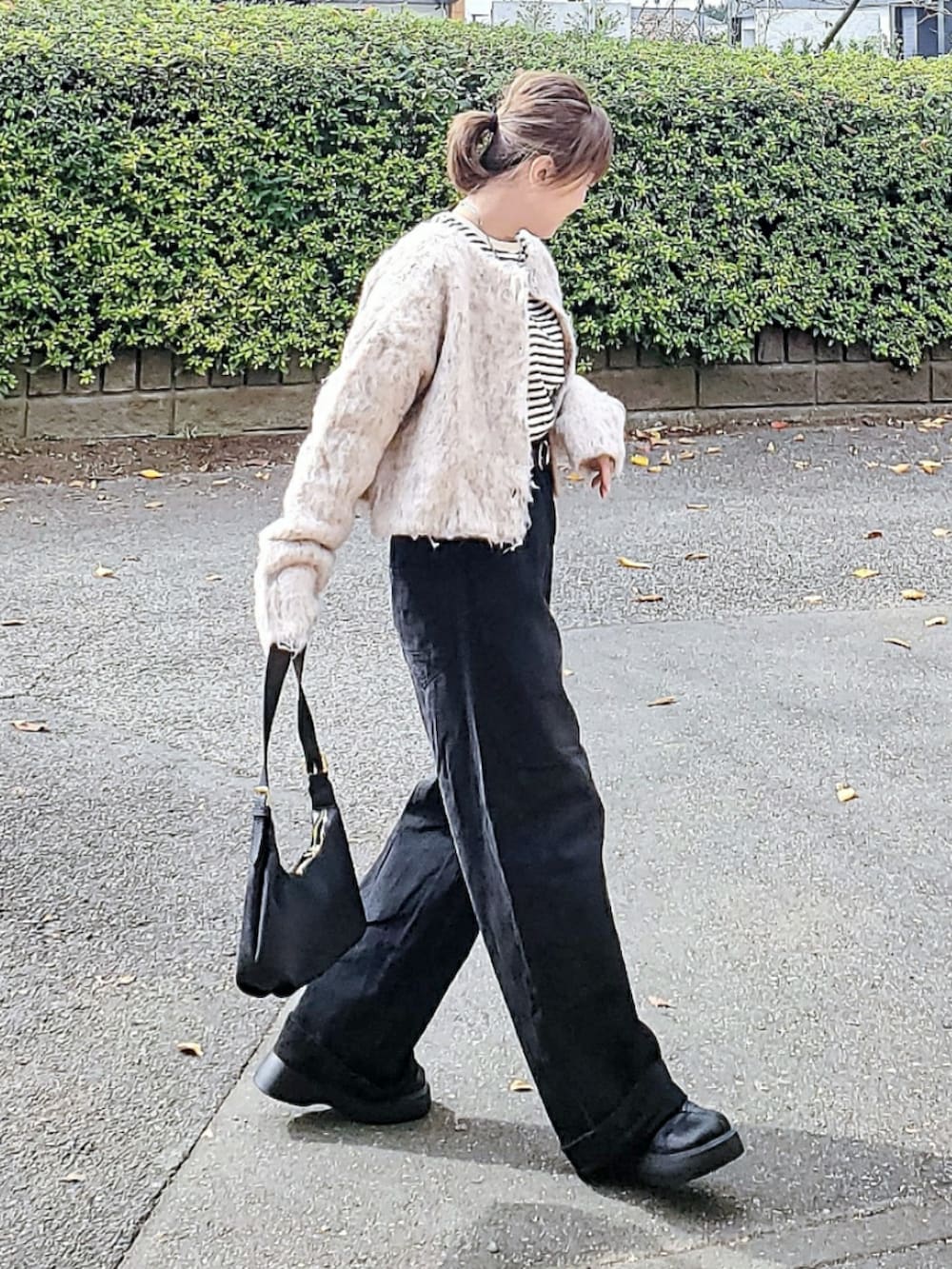 ベージュ系のカーディガン/ボレロ、ブラック系のデニムパンツ、ブラック系のTシャツ/カットソーを着用したレディースの秋コーディネートの2枚目の写真