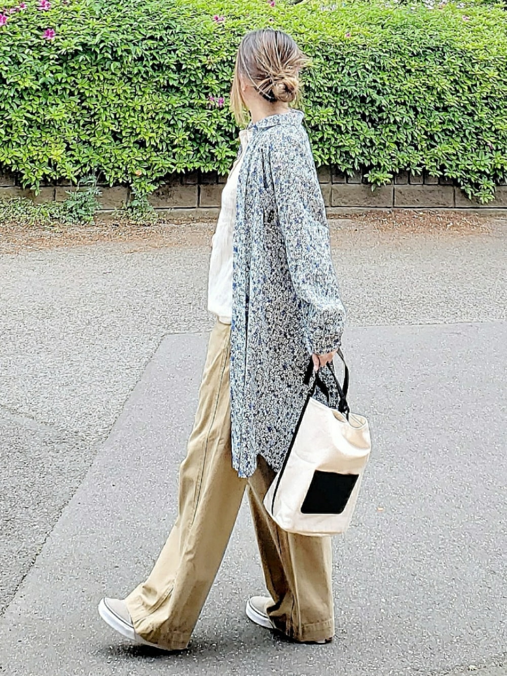 ブルー系のシャツワンピース、ホワイト系のタンクトップ、ベージュ系のパンツを着用したレディースの春コーディネートの2枚目の写真