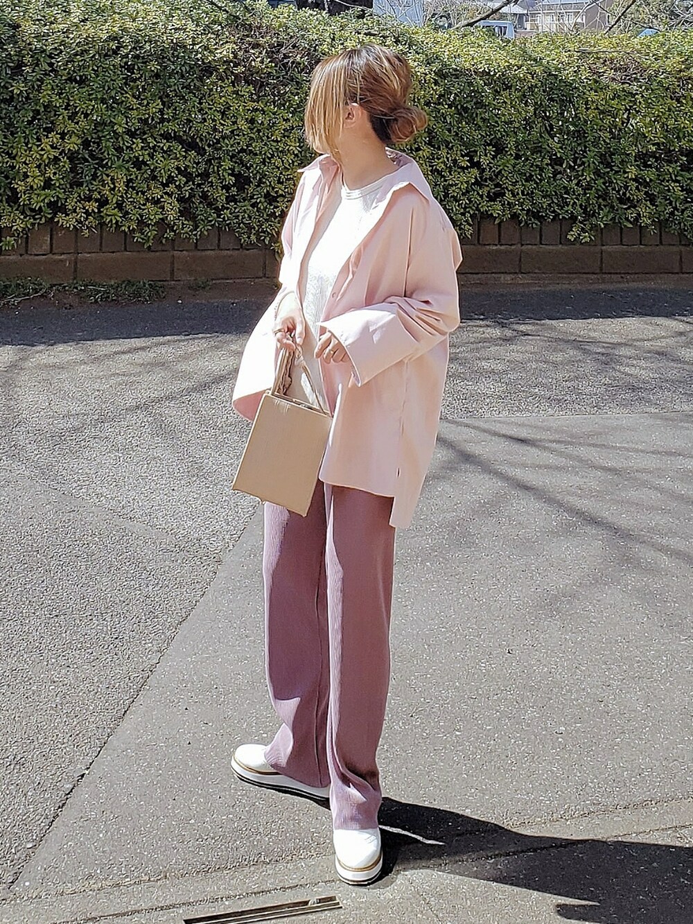 ピンク系のシャツ/ブラウス、ピンク系のその他パンツ、ベージュ系のショルダーバッグを着用したレディースの春コーディネートの2枚目の写真
