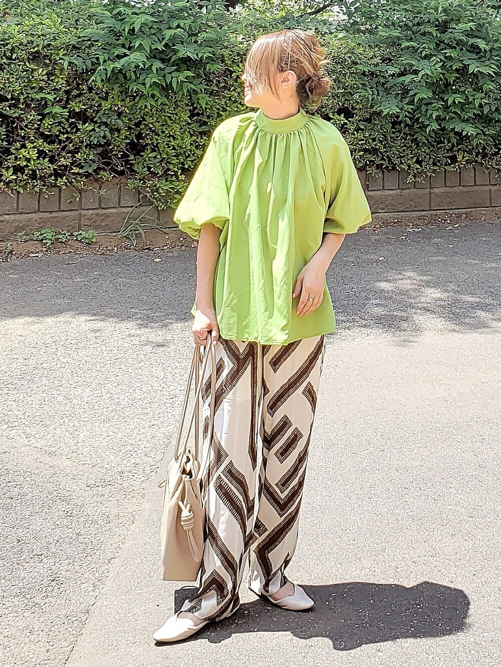 グリーン系のシャツ/ブラウス、ホワイト系のその他パンツ、ベージュ系のトートバッグを着用したレディースの夏コーディネートの2枚目の写真