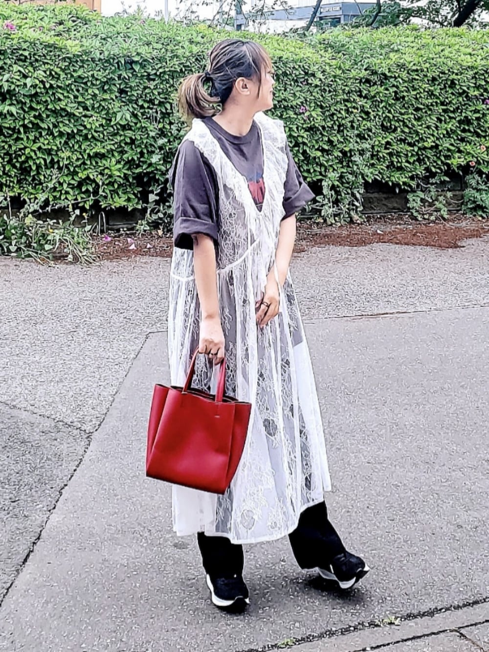 ホワイト系のワンピース、その他のTシャツ/カットソー、ブラック系のその他パンツを着用したレディースの夏コーディネートの2枚目の写真