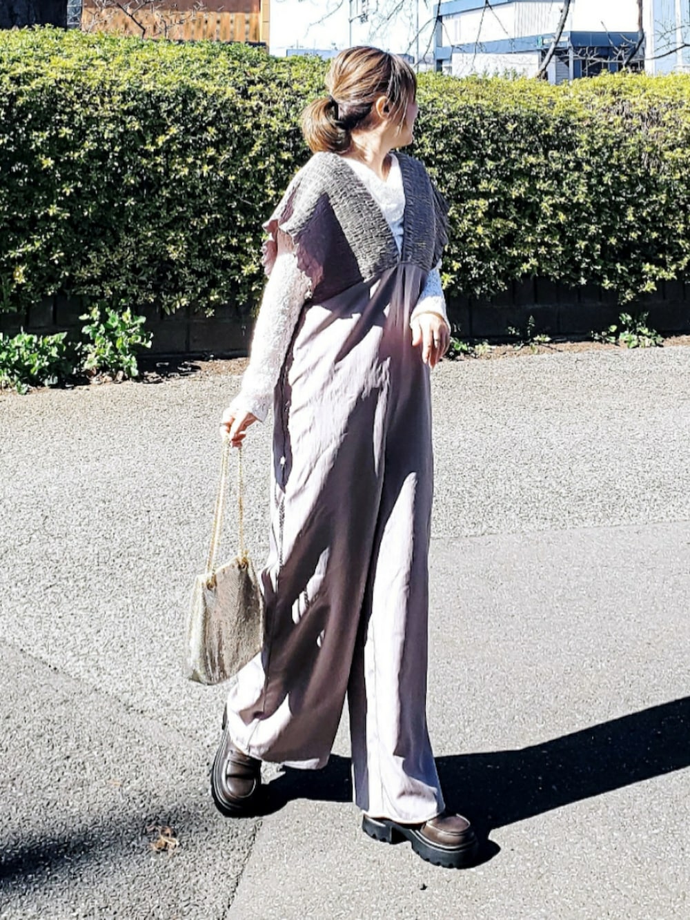 ホワイト系のTシャツ/カットソー、ゴールド系のショルダーバッグ、ブラウン系のローファーを着用したレディースの春コーディネートの3枚目の写真