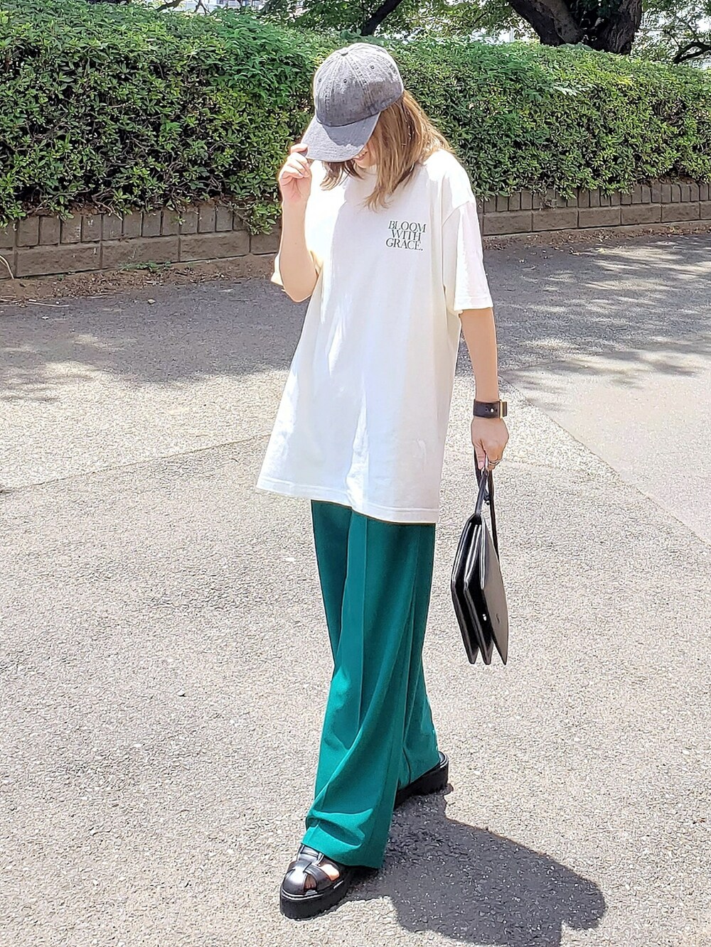 ホワイト系のTシャツ/カットソー、グリーン系のその他パンツ、ブラック系のサンダルを着用したレディースの夏コーディネートの2枚目の写真