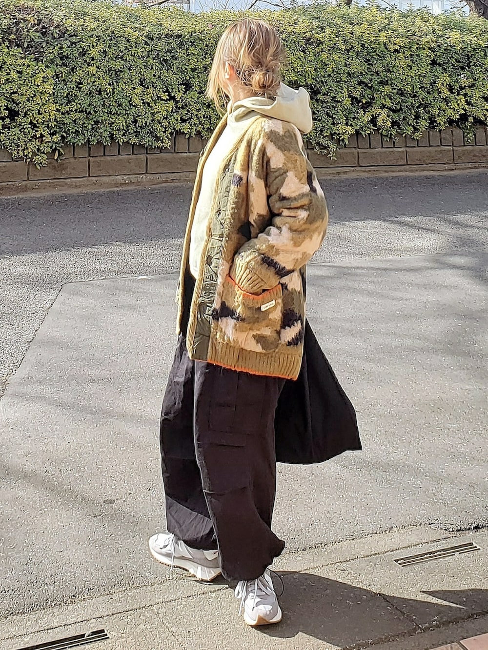 グリーン系のパーカー、グリーン系のカーディガン/ボレロ、ブラック系のカーゴパンツを着用したレディースの冬コーディネートの2枚目の写真