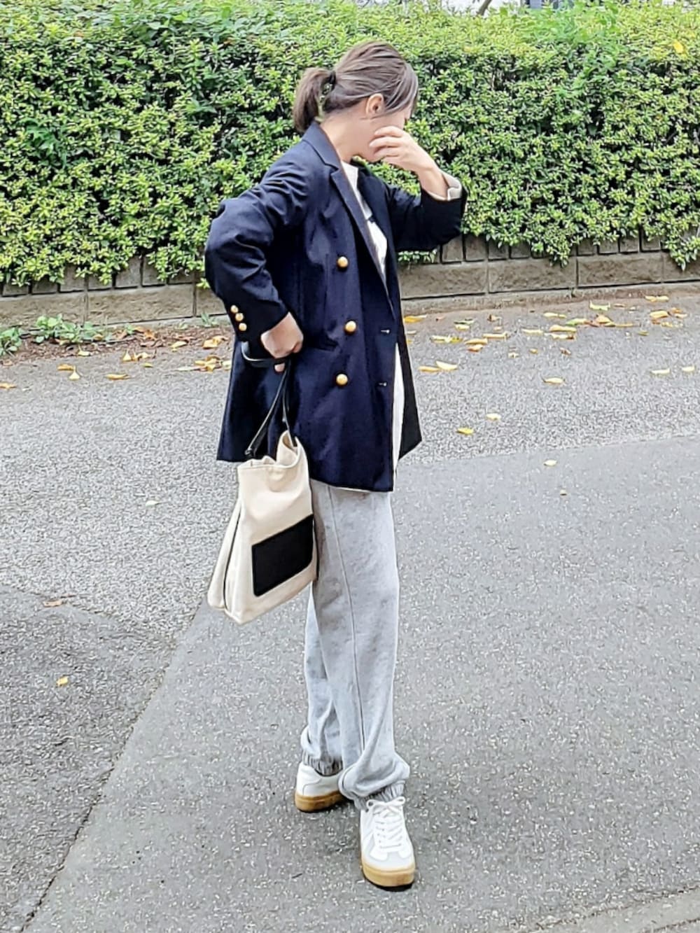 ブルー系のテーラードジャケット、ホワイト系のTシャツ/カットソー、グレー系のスウェットパンツを着用したレディースの秋コーディネートの2枚目の写真