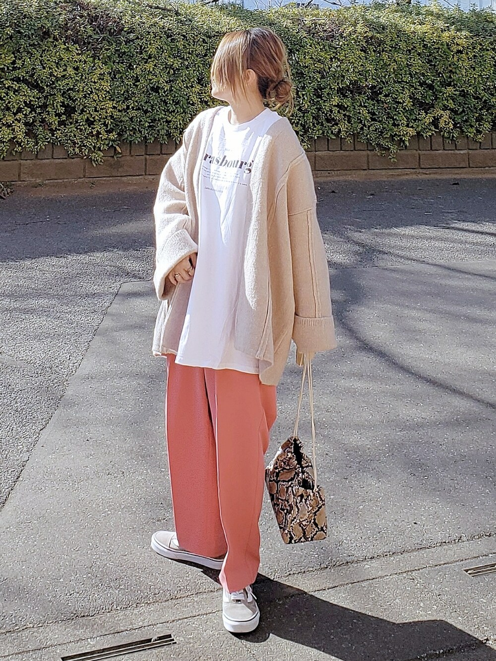 ホワイト系のTシャツ/カットソー、ベージュ系のノーカラーコート、ピンク系のその他パンツを着用したレディースの冬コーディネートの2枚目の写真