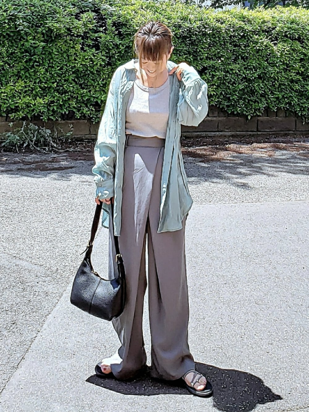 グリーン系のシャツ/ブラウス、グレー系のスラックス、グレー系のタンクトップを着用したレディースの夏コーディネートの2枚目の写真