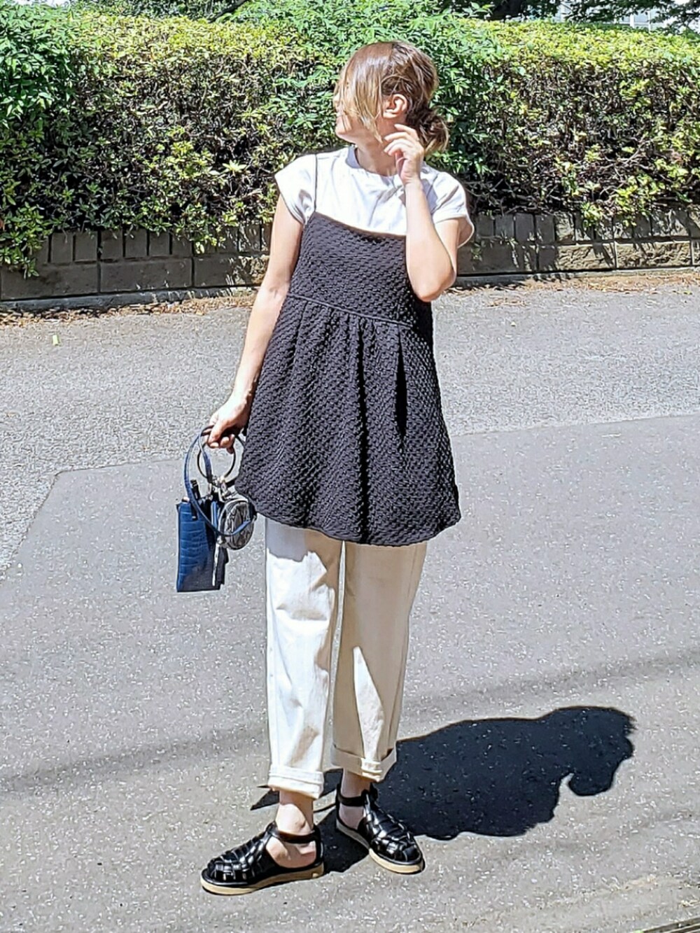 ブラック系のシャツ/ブラウス、ベージュ系のTシャツ/カットソー、ホワイト系のその他パンツを着用したレディースの夏コーディネートの2枚目の写真