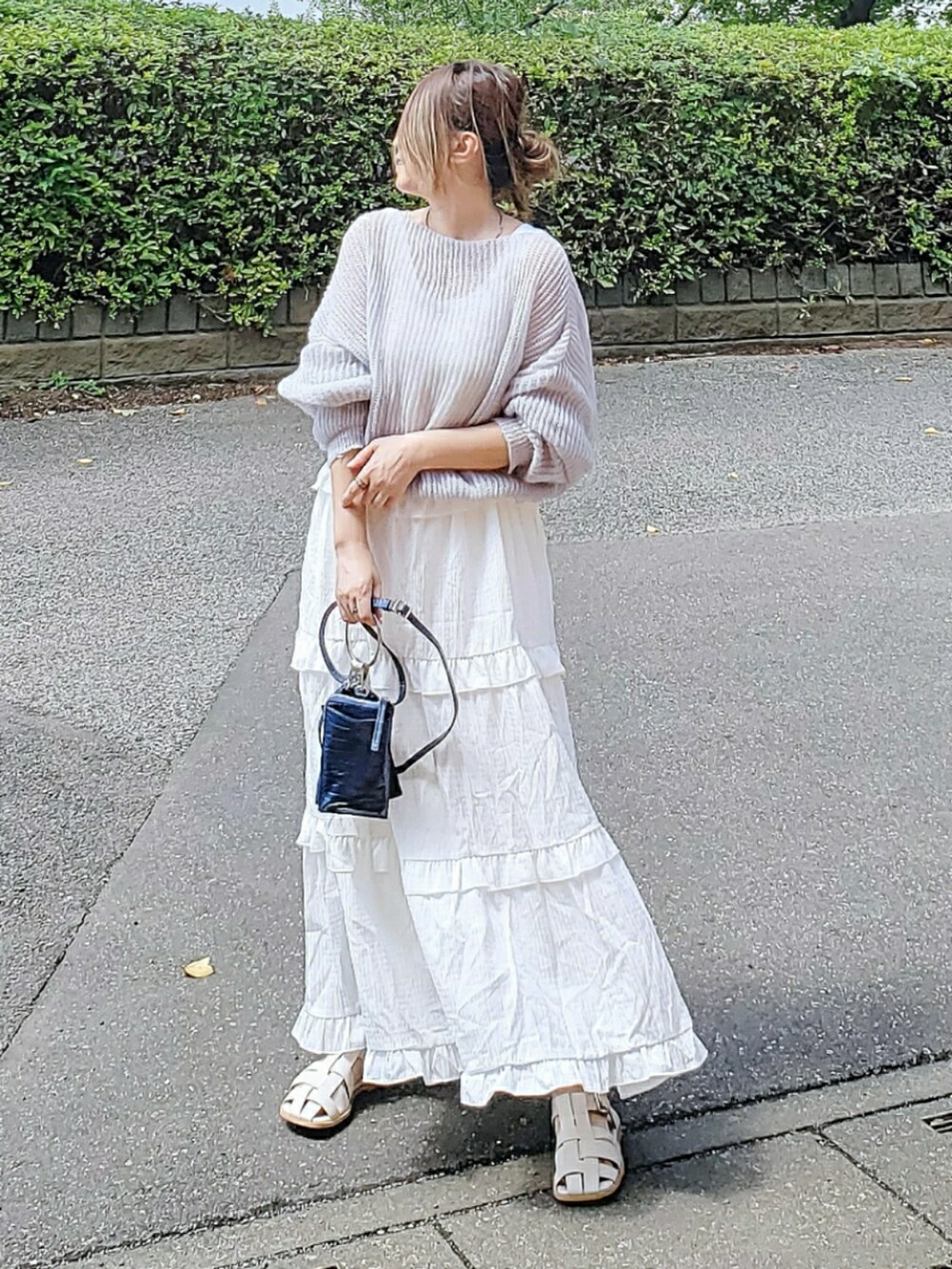ホワイト系のワンピース、グレー系のニット/セーター、ブルー系のショルダーバッグを着用したレディースの秋コーディネートの2枚目の写真