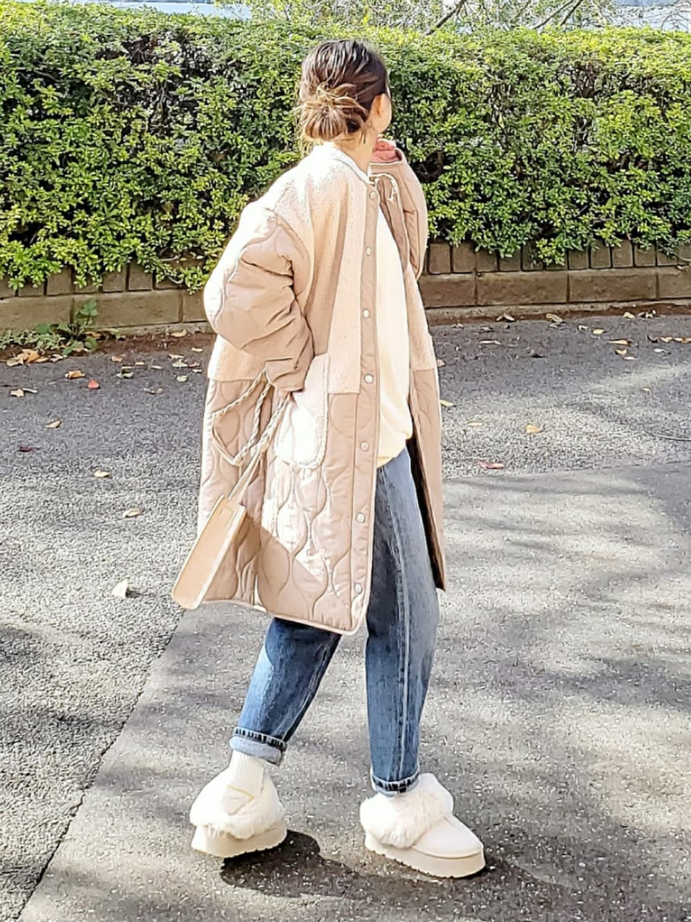 ホワイト系のその他アウター、ホワイト系のスウェット、ブルー系のデニムパンツを着用したレディースの冬コーディネートの3枚目の写真