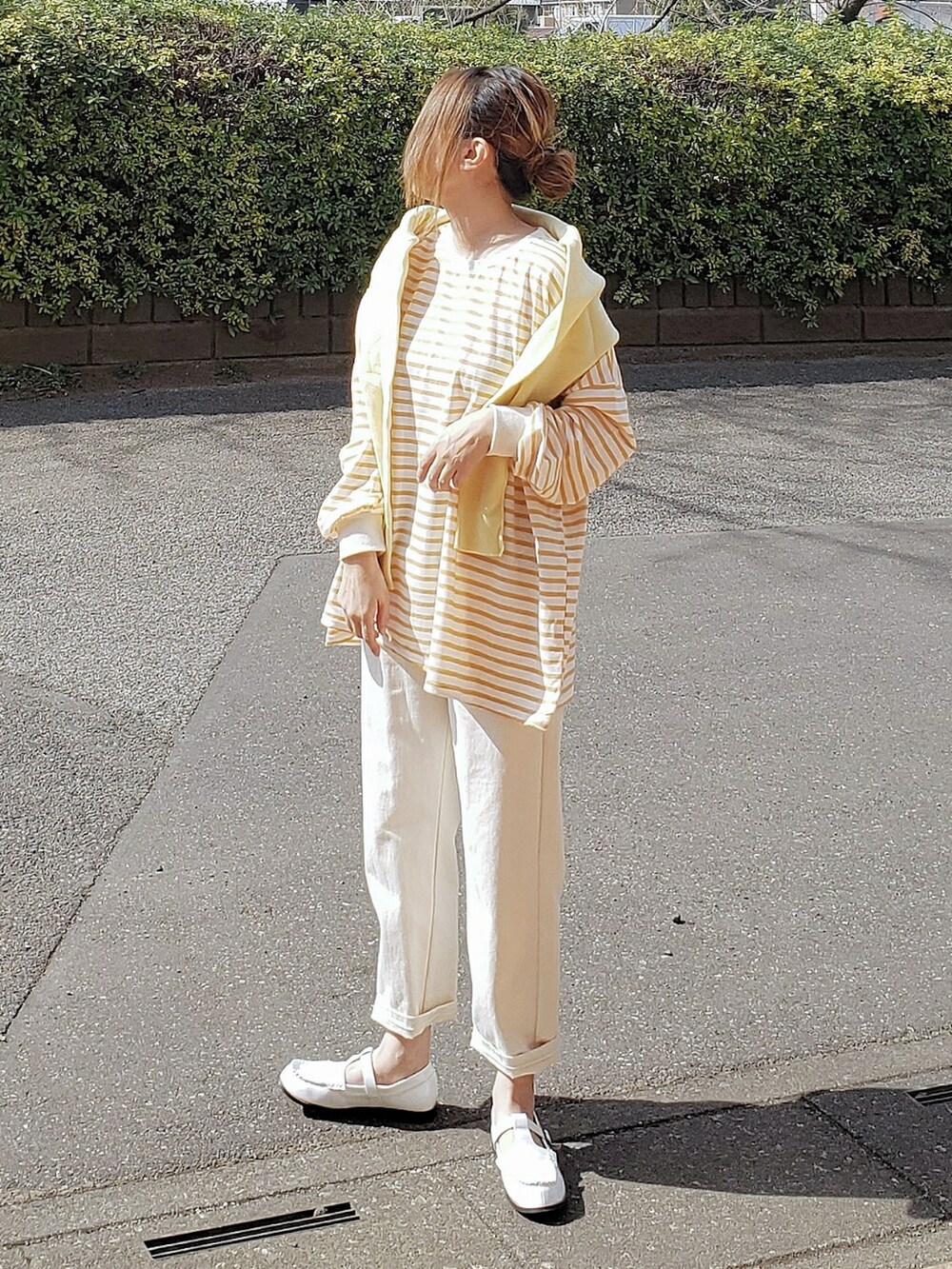 イエロー系のTシャツ/カットソー、イエロー系のニット/セーター、ホワイト系のその他パンツを着用したレディースの春コーディネートの2枚目の写真