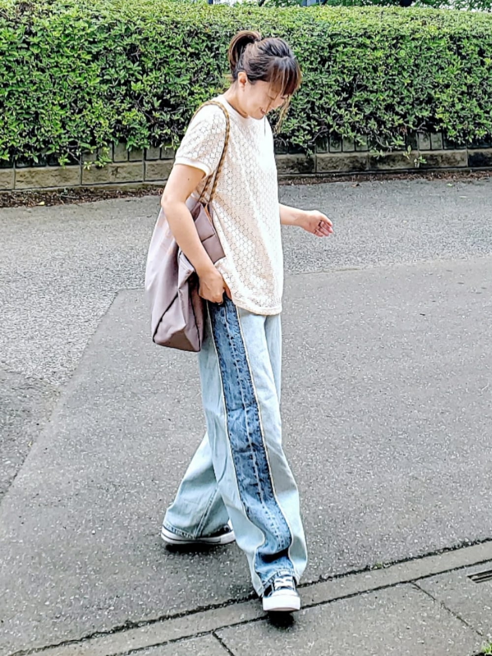 ホワイト系のTシャツ/カットソー、ブルー系のデニムパンツ、グレー系のトートバッグを着用したレディースの夏コーディネートの2枚目の写真