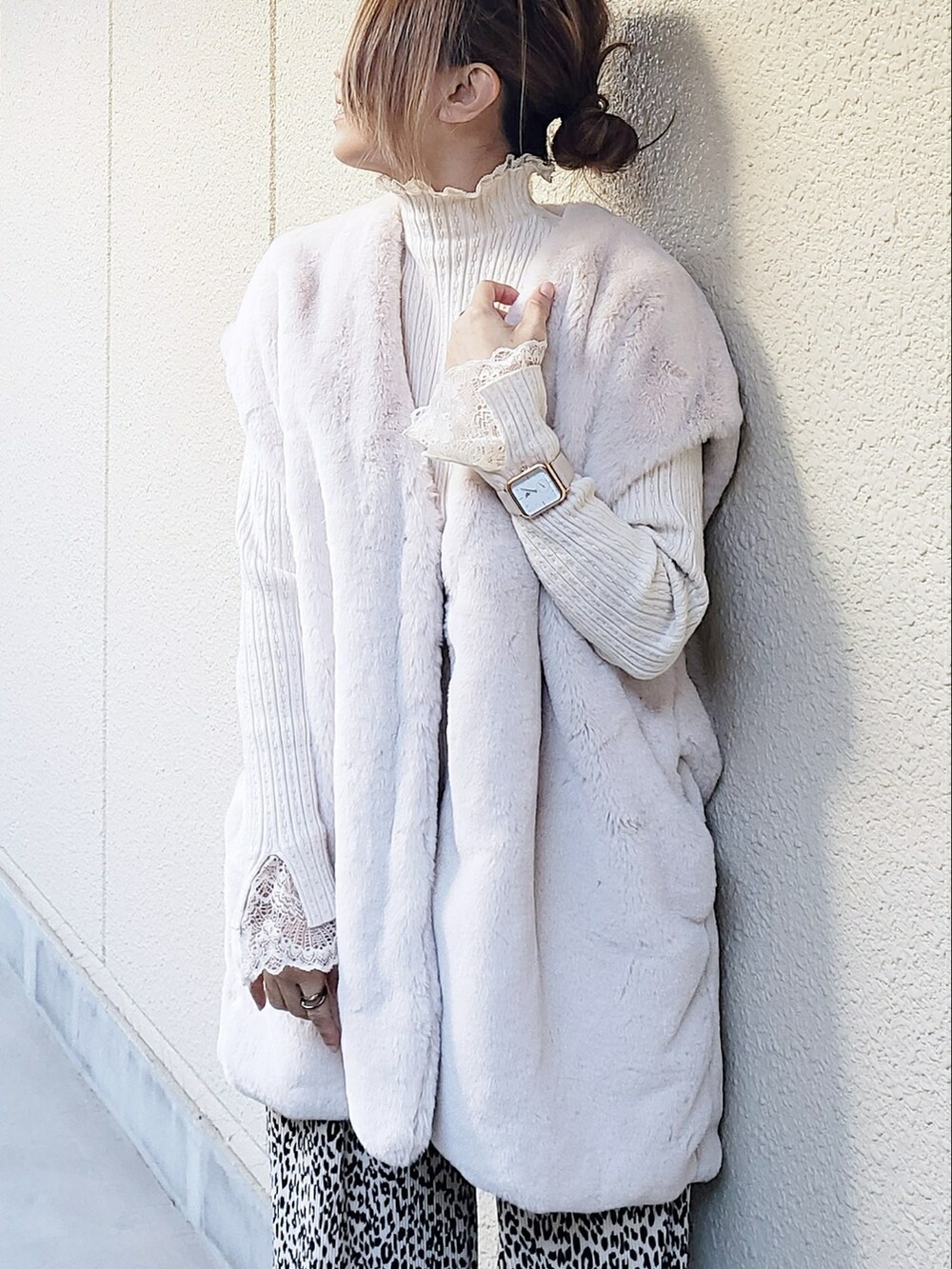 ホワイト系のベスト、ホワイト系のニット/セーター、ホワイト系のその他パンツを着用したレディースの冬コーディネートの2枚目の写真