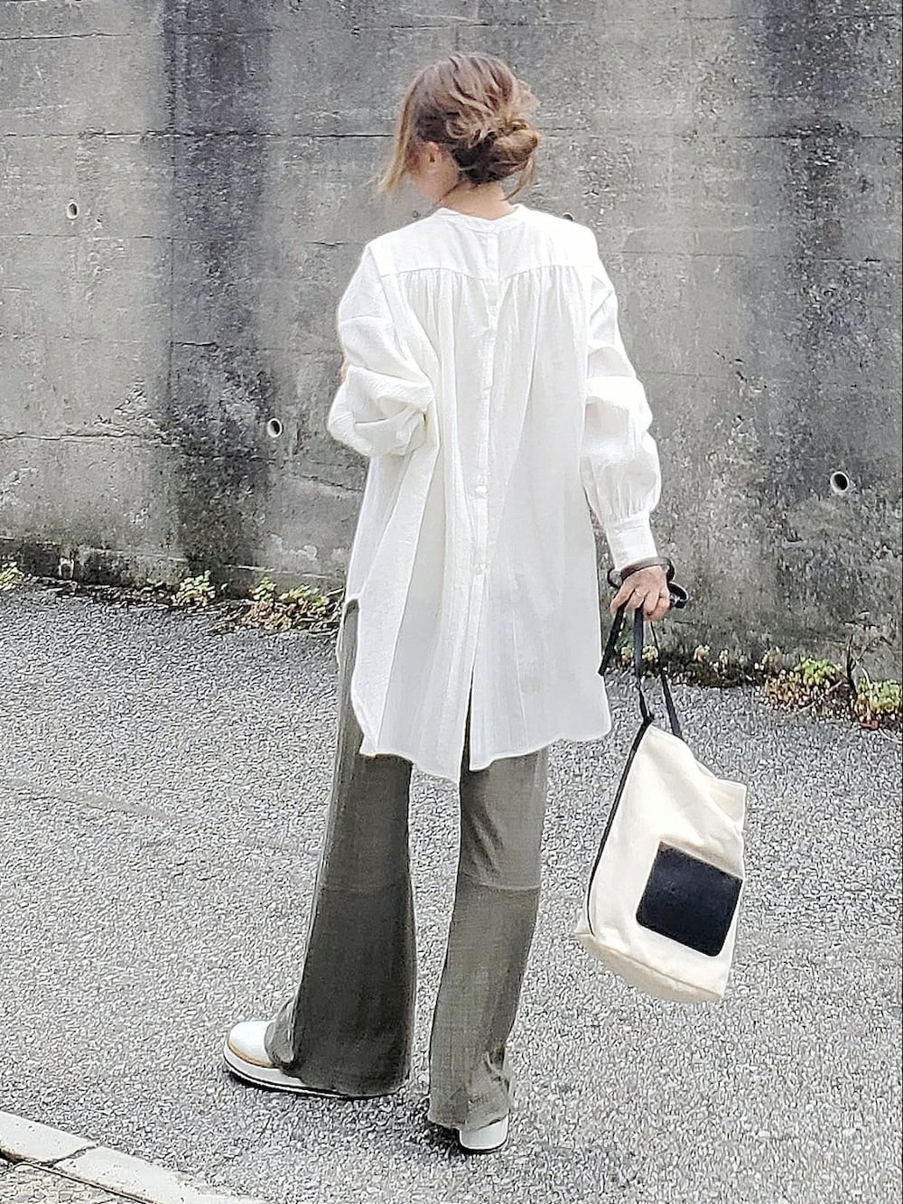 「白シャツ、シャツスタイル、ドレスシャツ、秋服、フレアパンツ、メロウ、シンプルコーデ、Crisp、厚底シューズ、ダークグリーン、秋色、ボリューム袖」｜「Crispのオーバードレスシャツ（シャツ/ブラウス、ホワイト系）」を使った、&りっちさん（レディース・154cm）の秋コーディネートの2枚目の写真