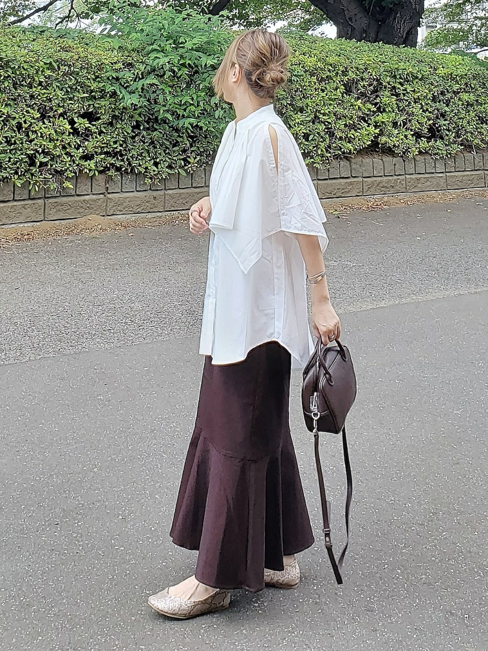 ホワイト系のシャツ/ブラウス、ブラウン系のスカート、ブラウン系のボストンバッグを着用したレディースの夏コーディネートの3枚目の写真