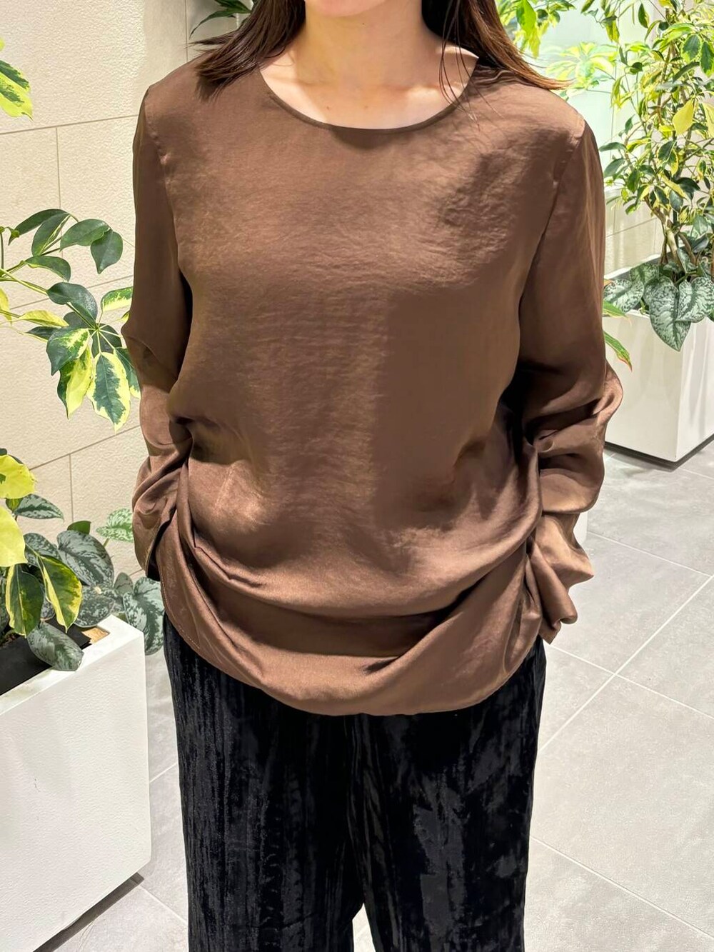 ブラウン系のシャツ/ブラウス、ブラック系のその他パンツを着用したレディースの夏コーディネートの2枚目の写真