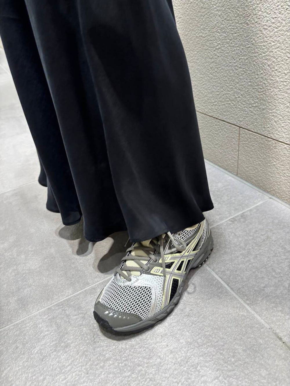 グレー系のスニーカーを着用したレディースの春コーディネートの3枚目の写真