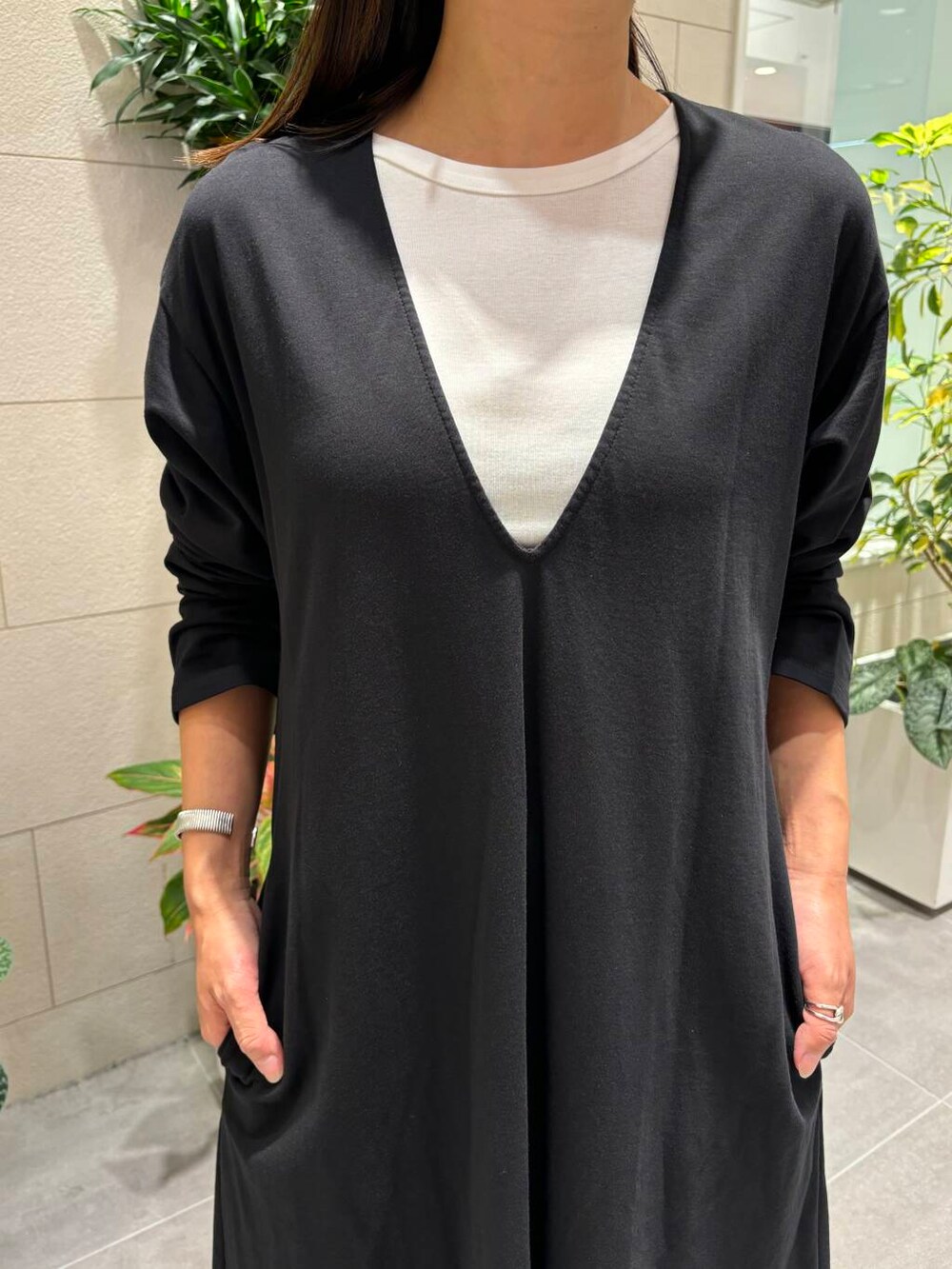 ホワイト系のタンクトップ、ブラック系のスニーカー、ブラック系のワンピースを着用したレディースの夏コーディネートの5枚目の写真