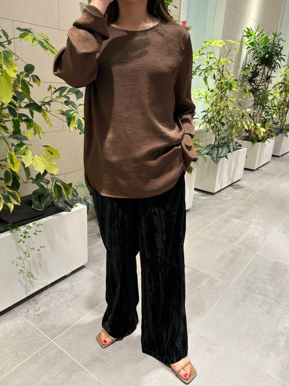 ブラウン系のシャツ/ブラウス、ブラック系のその他パンツを着用したレディースの夏コーディネートの3枚目の写真