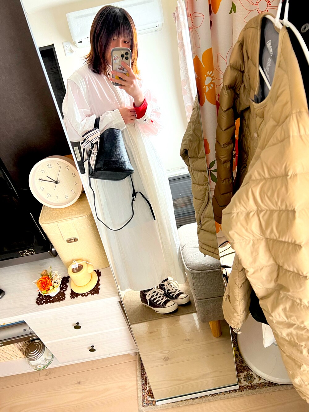 ホワイト系のシャツワンピース、ブラック系のその他パンツ、ブラウン系のスニーカーを着用したレディースの春コーディネートの2枚目の写真