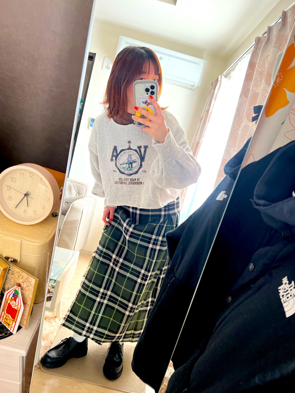 グリーン系のスカート、ブラック系のその他シューズ、グレー系のスウェットを着用したレディースの冬コーディネートの2枚目の写真