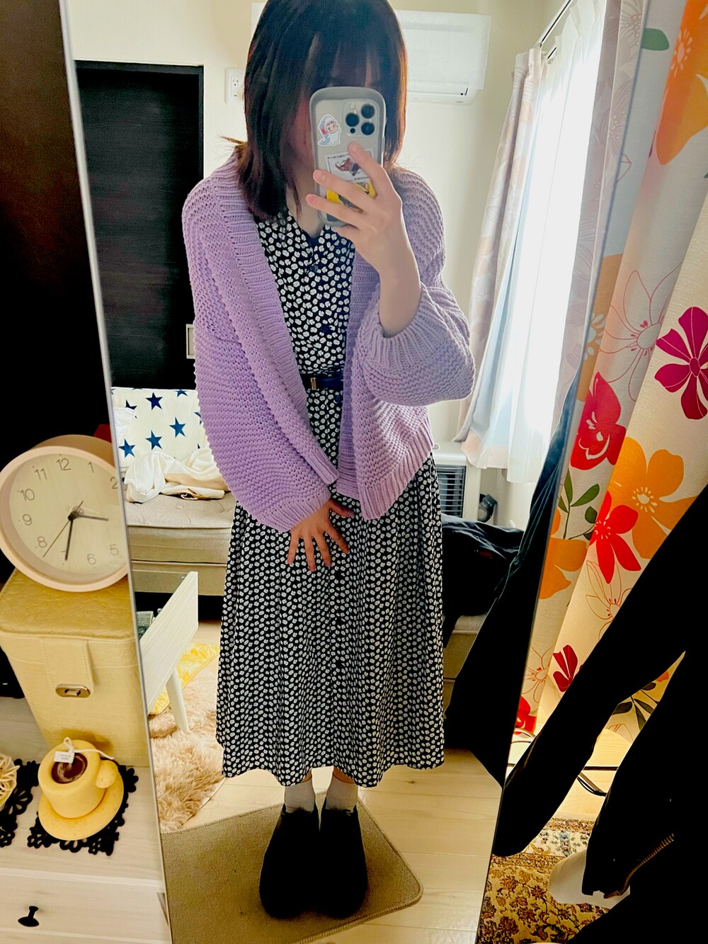 ブラック系のその他シューズ、ブラック系のワンピース、ピンク系のニット/セーターを着用したレディースの春コーディネートの2枚目の写真