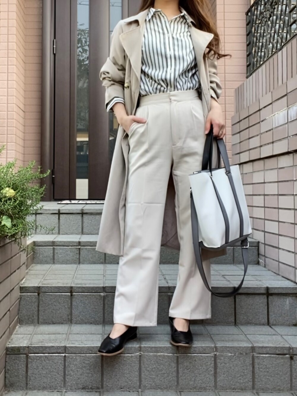 「オトナカジュアル、おしゃれさんと繋がりたい、オトナ女子、シンプル、プチプラ、春アウター、ootd、キレイめ、春カラー、春コーデ、シンプルコーデ、ママコーデ、ママファッション」｜「coca（coca）のアイテム（シャツ/ブラウス、その他）」を使った、ここなっつさん（レディース・163cm）の春コーディネートの2枚目の写真