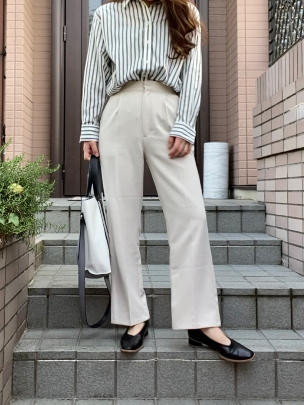 「オトナカジュアル、おしゃれさんと繋がりたい、オトナ女子、シンプル、プチプラ、春アウター、ootd、キレイめ、春カラー、春コーデ、シンプルコーデ、ママコーデ、ママファッション」｜「coca（coca）のアイテム（シャツ/ブラウス、その他）」を使った、ここなっつさん（レディース・163cm）の春コーディネートの3枚目の写真