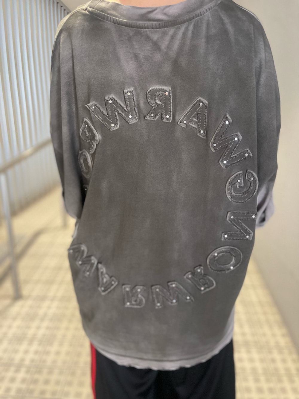 グレー系のTシャツ/カットソー、グレー系のTシャツ/カットソー、ブラック系のパンツを着用したレディースの夏コーディネートの2枚目の写真