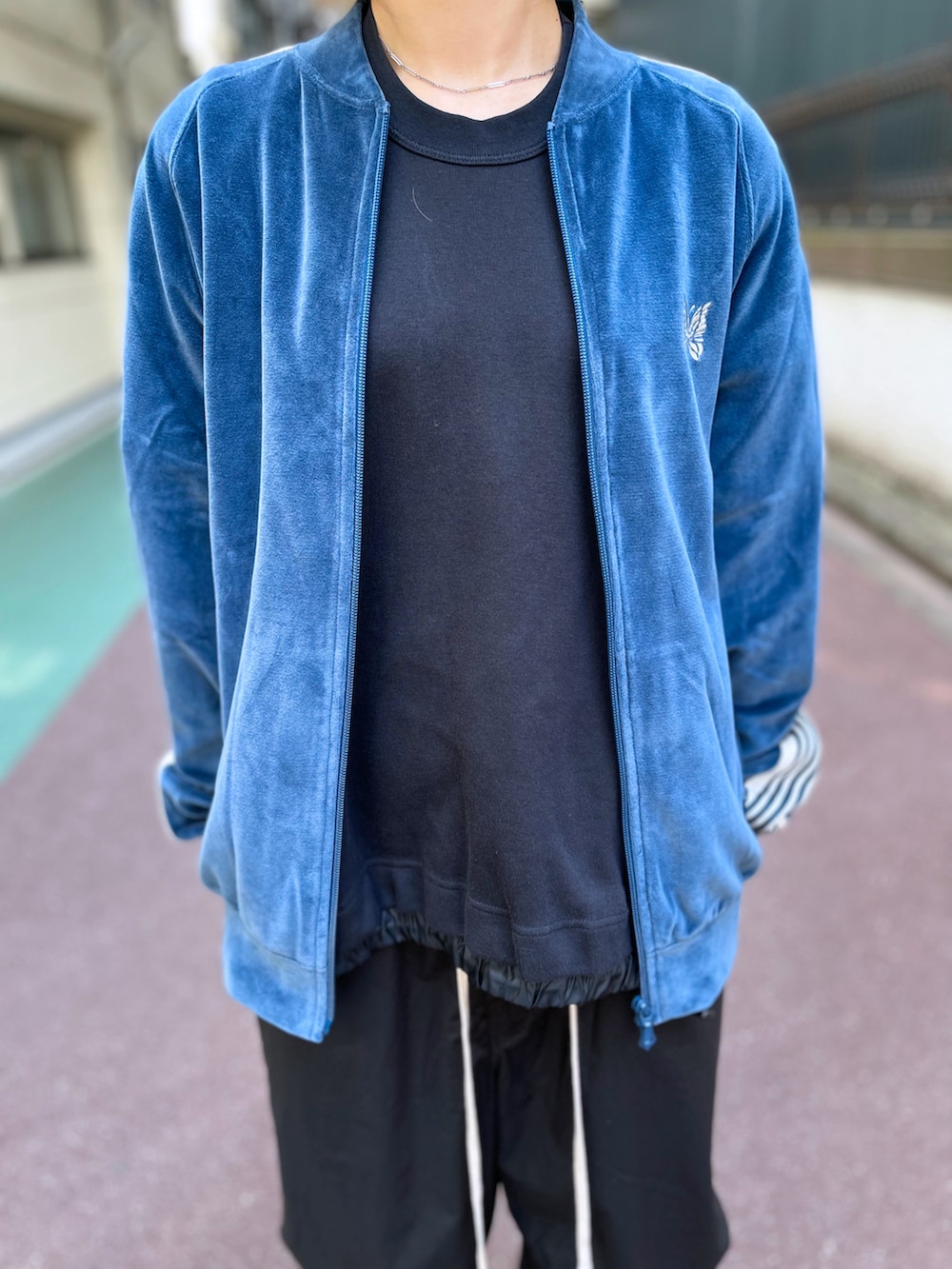 ブルー系のトップス、ブラック系のその他パンツ、ブラック系のキャップを着用したレディースの夏コーディネートの3枚目の写真