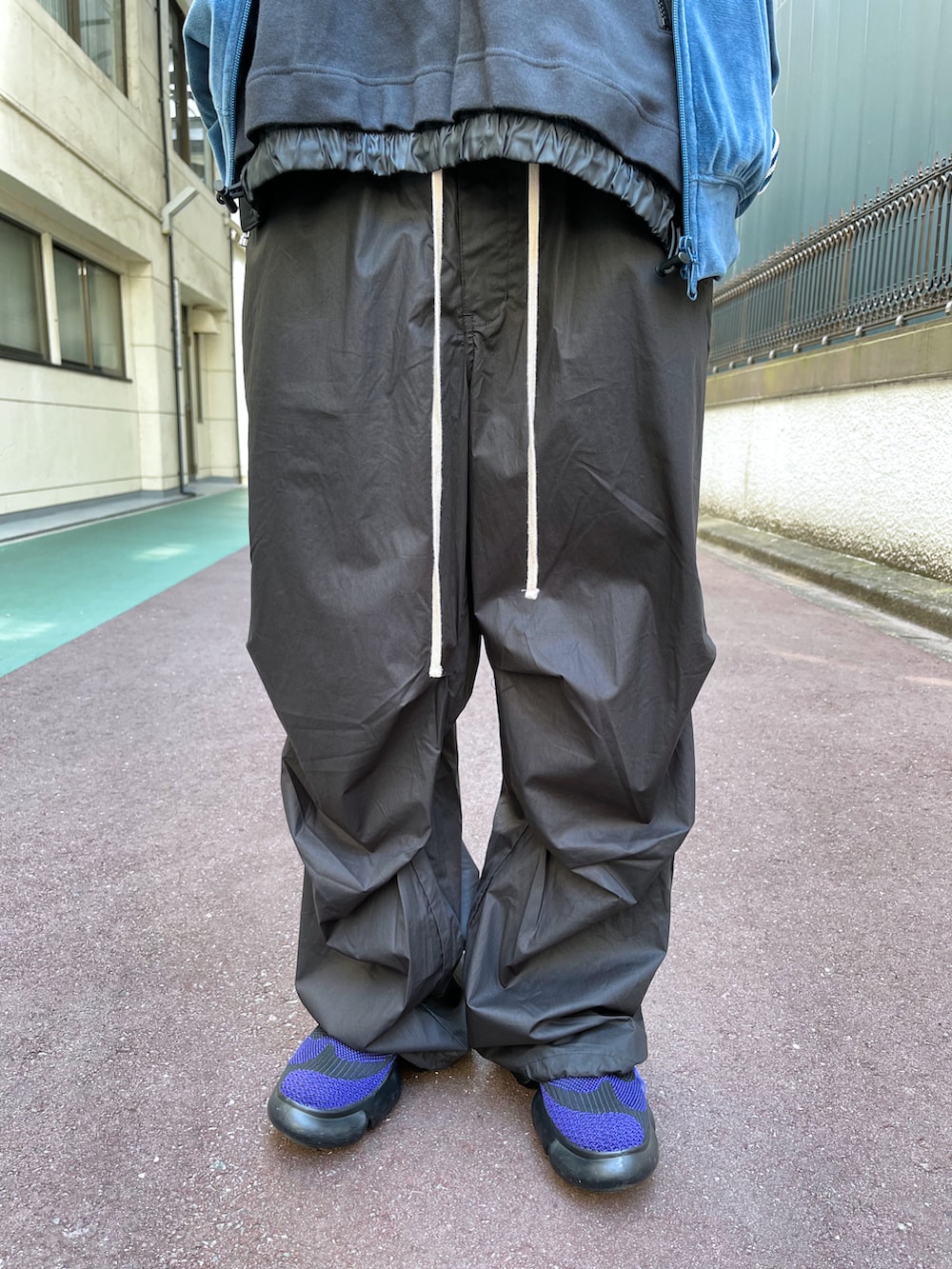 ブルー系のトップス、ブラック系のその他パンツ、ブラック系のキャップを着用したレディースの夏コーディネートの2枚目の写真