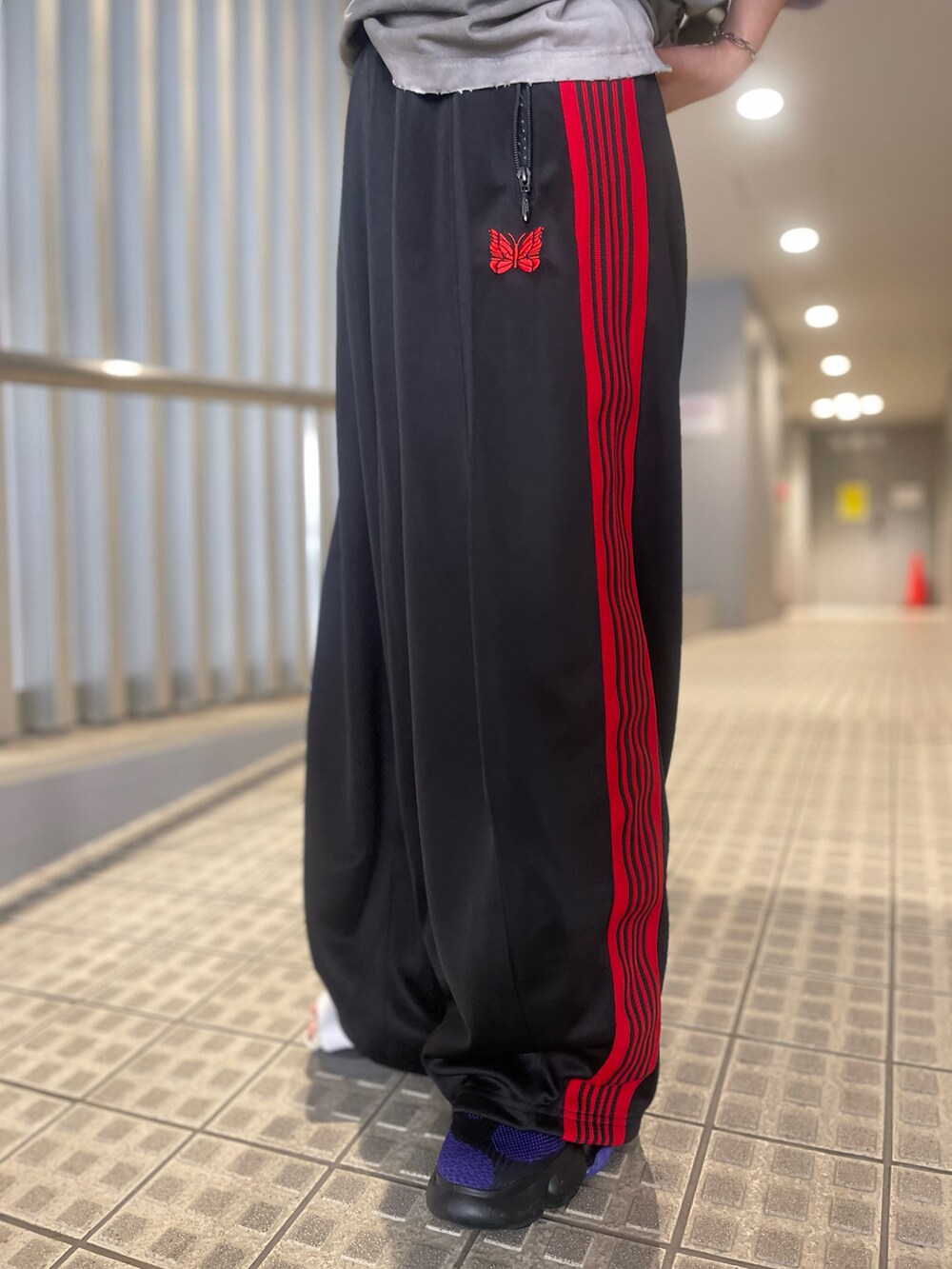 グレー系のTシャツ/カットソー、グレー系のTシャツ/カットソー、ブラック系のパンツを着用したレディースの夏コーディネートの3枚目の写真