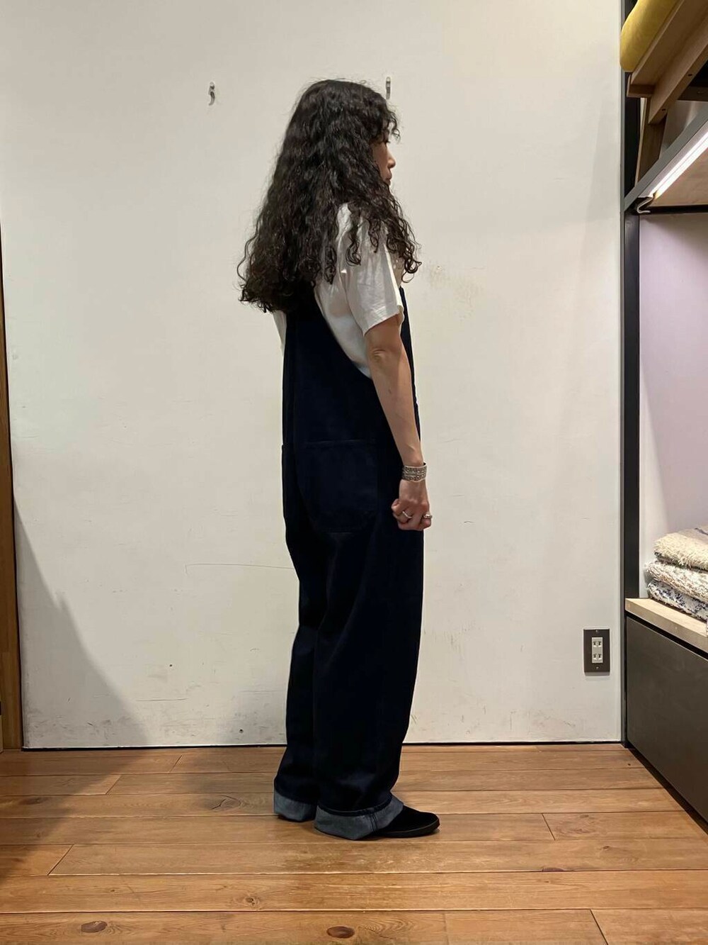 ブラック系のその他シューズ、ホワイト系のTシャツ/カットソー、ブルー系のサロペット/オーバーオールを着用したレディースの秋コーディネートの5枚目の写真