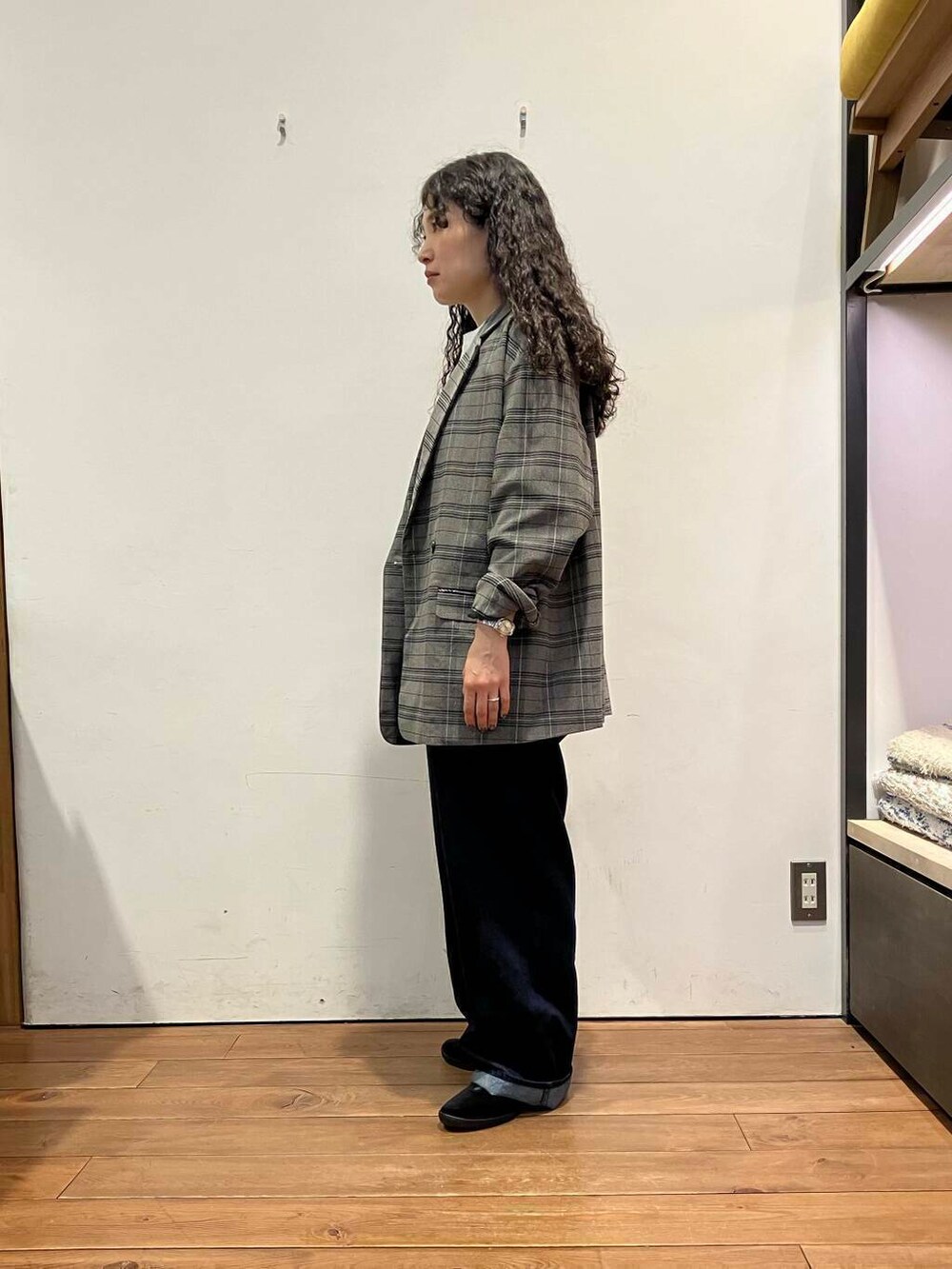 ブラック系のその他シューズ、ホワイト系のTシャツ/カットソー、ブルー系のサロペット/オーバーオールを着用したレディースの秋コーディネートの2枚目の写真