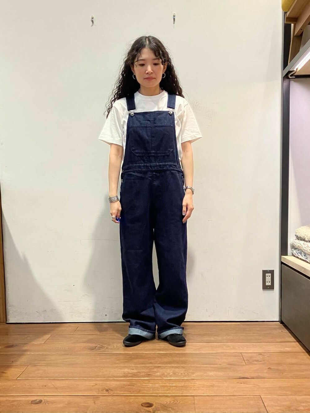 ブラック系のその他シューズ、ホワイト系のTシャツ/カットソー、ブルー系のサロペット/オーバーオールを着用したレディースの秋コーディネートの4枚目の写真