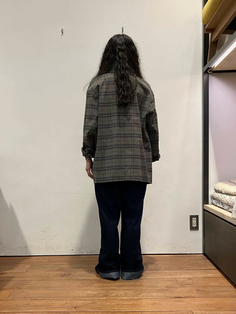 ブラック系のその他シューズ、ホワイト系のTシャツ/カットソー、ブルー系のサロペット/オーバーオールを着用したレディースの秋コーディネートの3枚目の写真