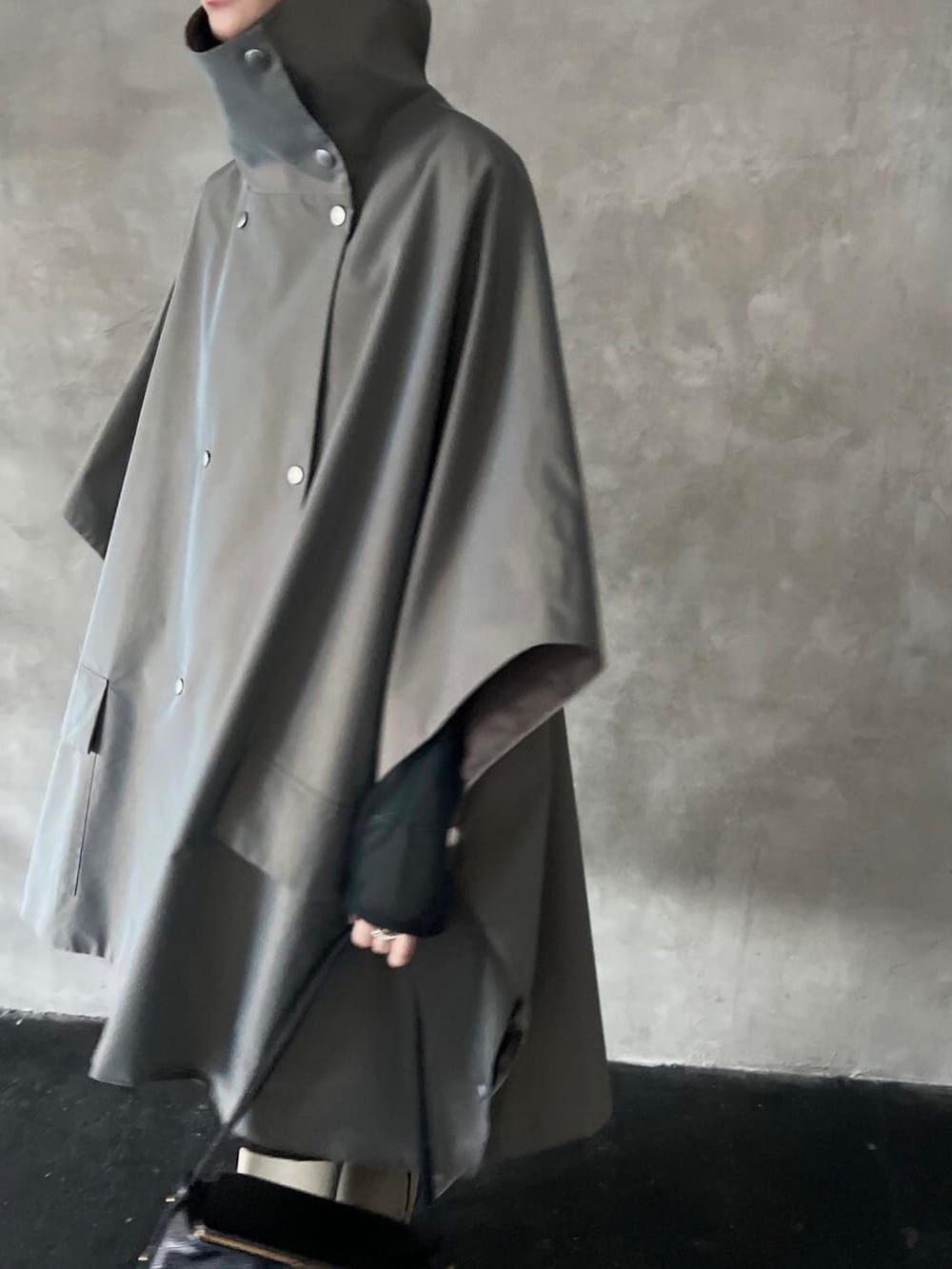 MariNakamuraさんの「Stand collar poncho（RIM.ARK）」を使ったコーディネート