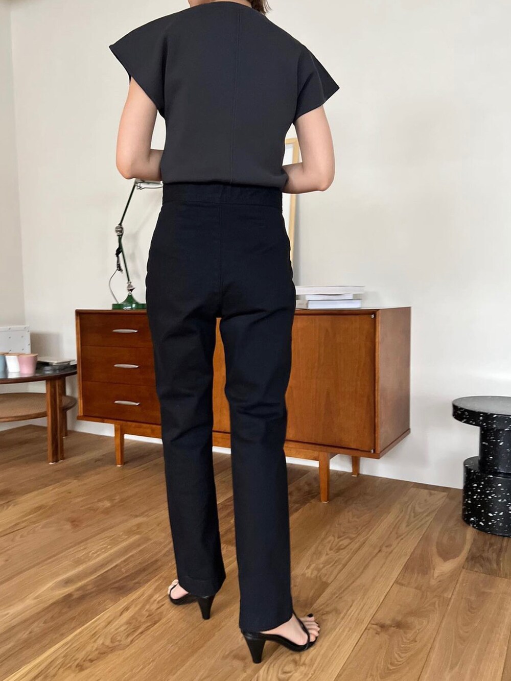 グレー系のTシャツ/カットソー、ブラック系のデニムパンツを着用したレディースの春コーディネートの4枚目の写真