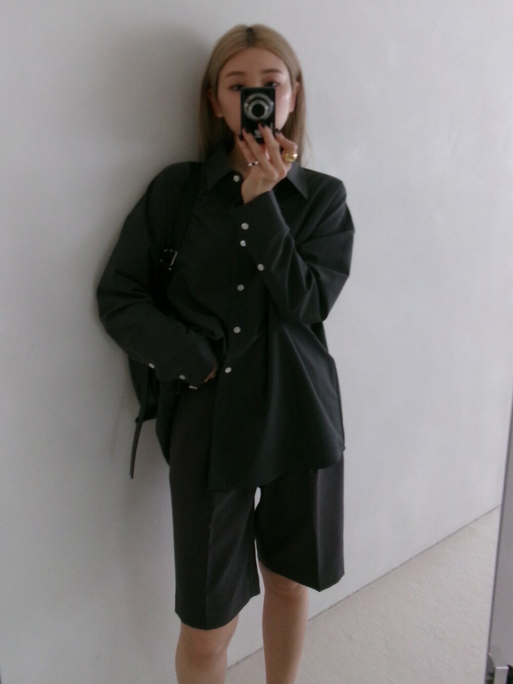 グレー系のシャツ/ブラウス、グレー系のスラックスを着用したレディースの冬コーディネートの2枚目の写真