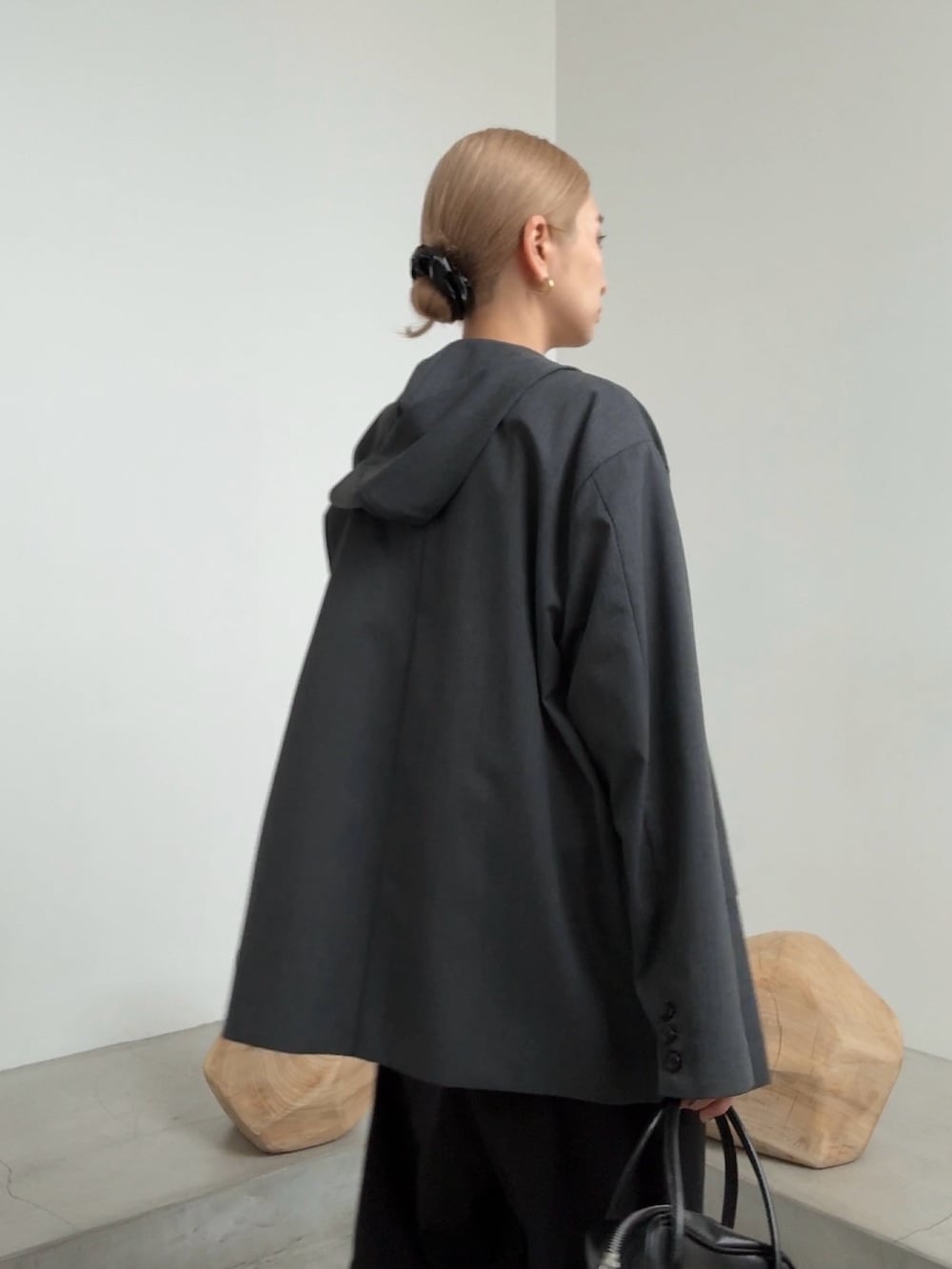 「ジャケット、ジャケットスタイル、フーディー、ベスト、ニットベスト、シアートップス、シアーニット、スラックス、パンツスタイル、ワイドパンツ、レイヤード、メンズライク、秋コーデ、リムアーク、RIM.ARK」｜「RIM.ARKのMohair mix minimum knit vest（ニット/セーター、グレー系）」を使った、MariNakamuraさん（レディース・158cm）の夏コーディネートの2枚目の写真